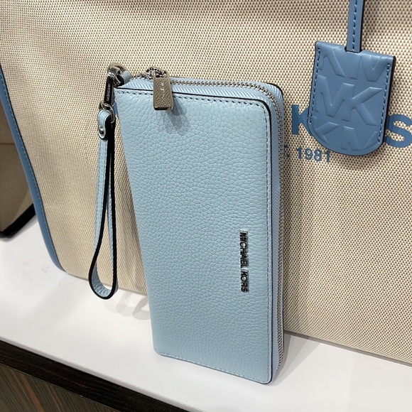 Brand New with Tag authentic Michael Kors Jet Set Travel Large Travl CONTINENTAL - Picture 2 of 16